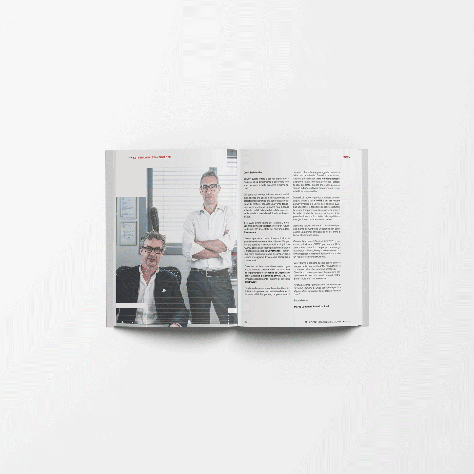 Concept e scelte progettualiTracciare una direzione.Il progetto editoriale nasce dall’idea di rendere visibile una struttura: accompagnare il lettore attraverso contenuti complessi senza semplificarne il significato. Gerarchie, griglie, pause, dati in evidenza e immagini costruiscono un ritmo capace di alternare approfondimento e sintesi.Nel Bilancio di sostenibilità il segno grafico diventa metafora di un percorso: collega informazioni, attraversa le pagine e rende riconoscibile il racconto. Con le pubblicazioni successive, questo linguaggio si consolida e si estende fino al Company Profile, trasformandosi in un sistema editoriale corporate coerente ma flessibile, capace di adattarsi a contenuti e funzioni differenti.