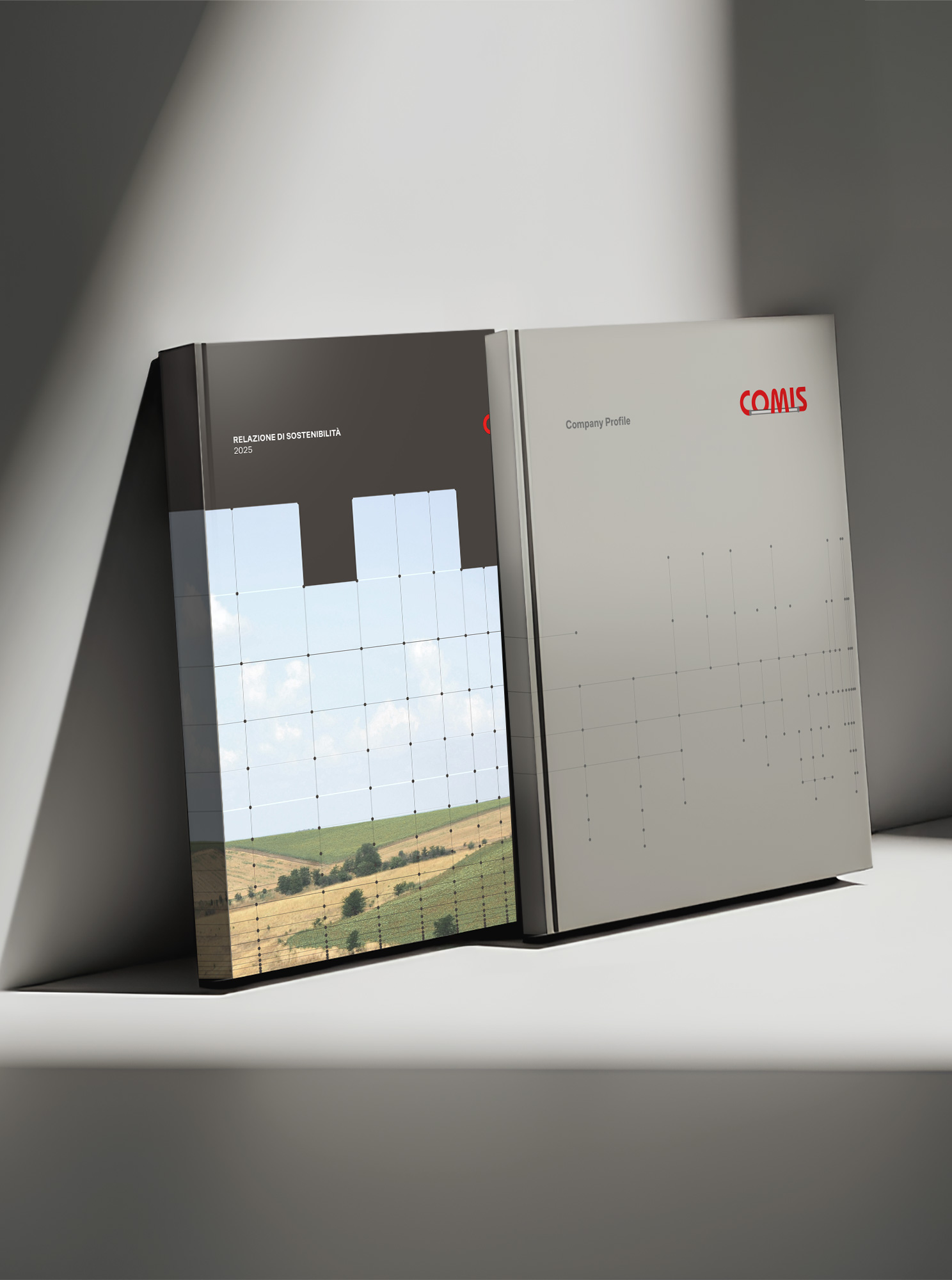 Valore generatoIl progetto trasforma la complessità informativa in una struttura accessibile e riconoscibile. La continuità tra le diverse pubblicazioni permette a COMIS di consolidare progressivamente un linguaggio editoriale corporate, capace di supportare sia la rendicontazione sia il racconto più ampio dell’azienda.CreditsCreative Direction e Graphic Design:&nbsp;UP studio